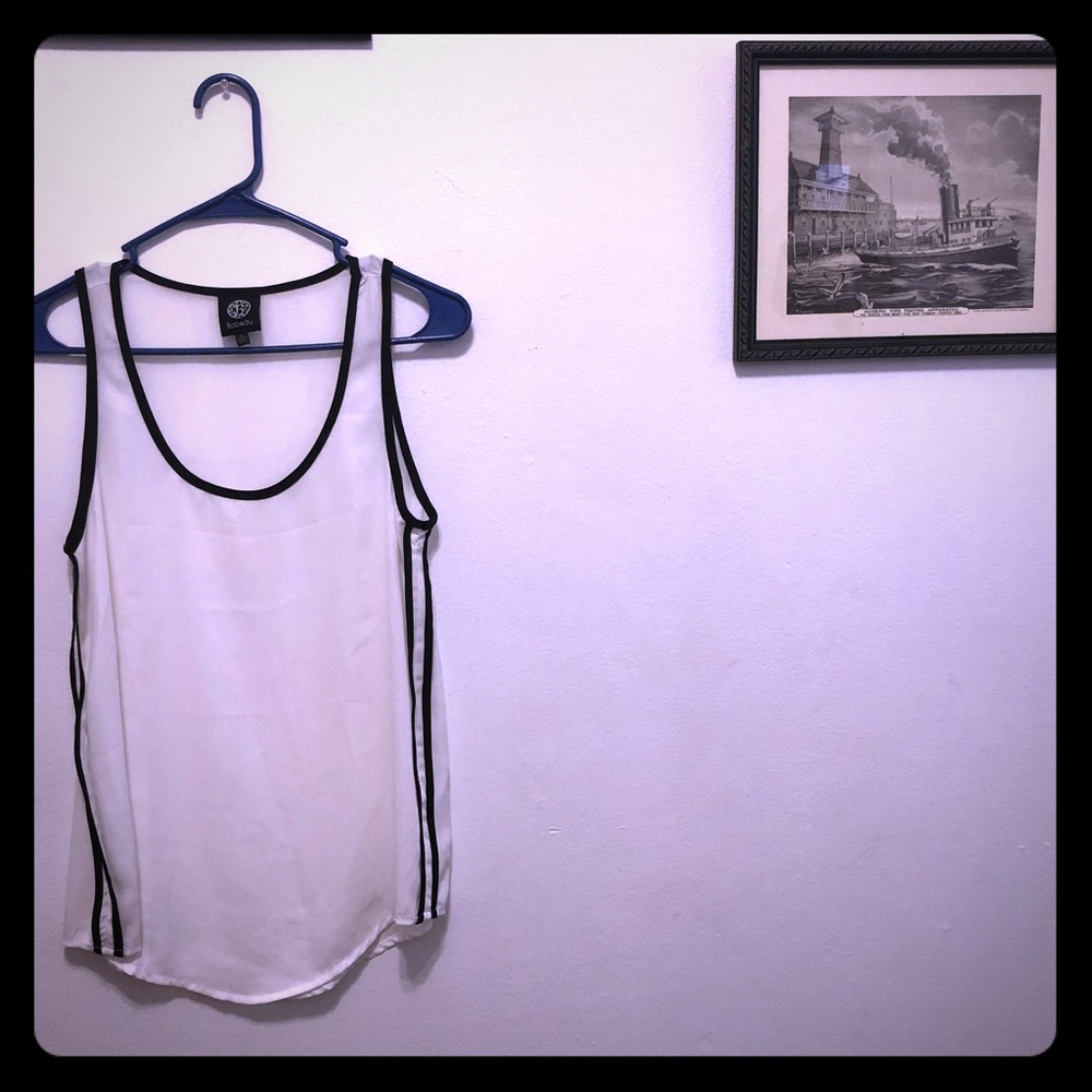 White Nordstrom tank top with black piping - sz S